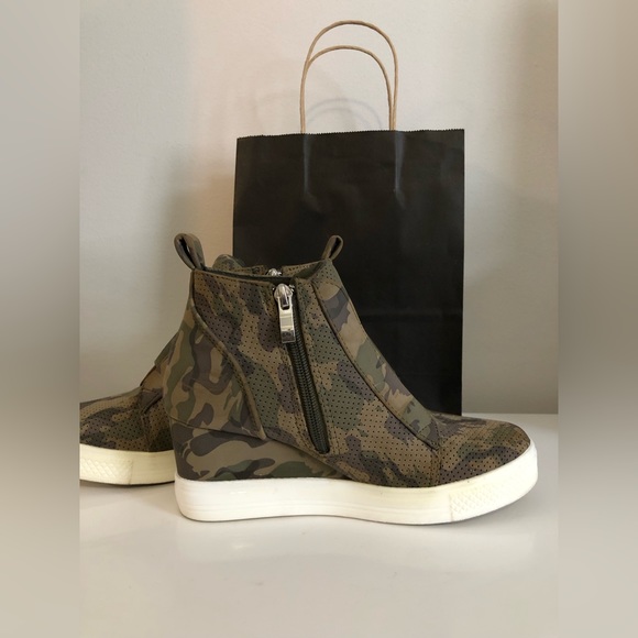 ❗️LAST CALL❗️CCOCCI ZOEY CAMO WEDGE BOOTIES - Picture 4 of 7